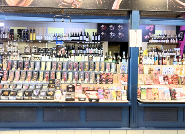 中央市場でチョコレートが売られている様子