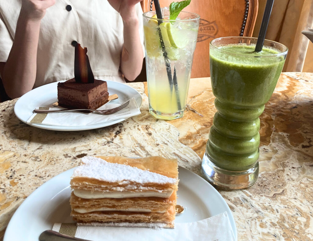 ジェルボー店内でいただくケーキとドリンク