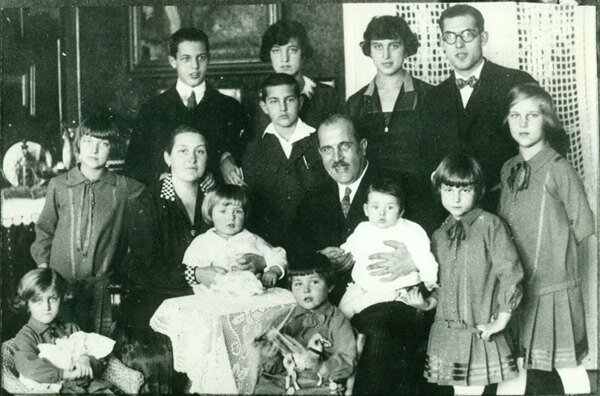 グンデル・カーロイ氏と家族