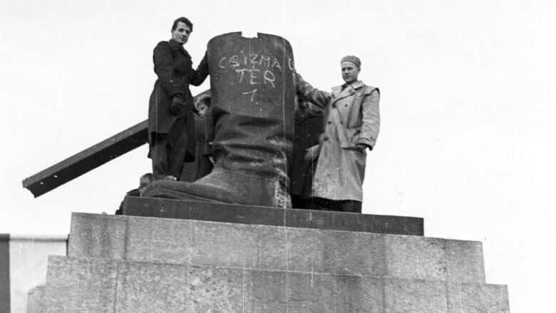 破壊されたスターリン像