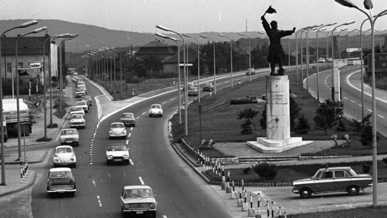ソ連兵の銅像が高速道路脇に建っていた時の様子