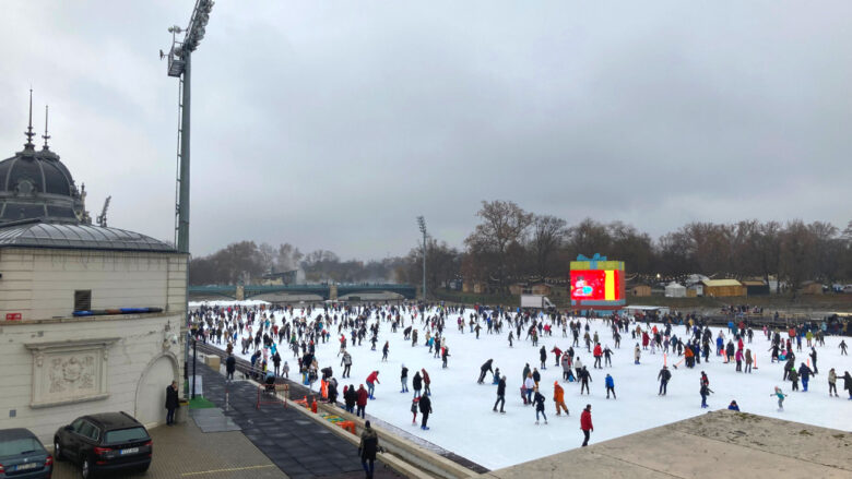 冬の市民公園の湖がスケート上になっている様子