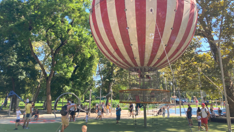 気球のモニュメントと公園の様子