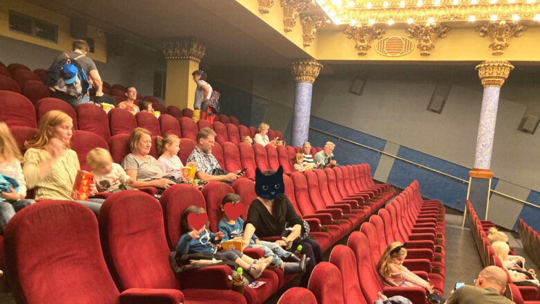 映画館の座席に座る私と子供たち