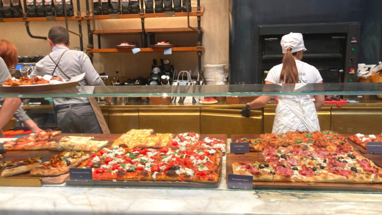 ミラノのスターバックス・リザーブ・ロースタリーで販売されているPRINCIのピザ