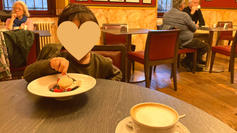Caffè del Tassoでアイスクリームを食べる息子