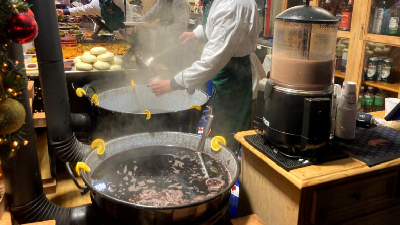 大鍋に入っているホットワインの様子