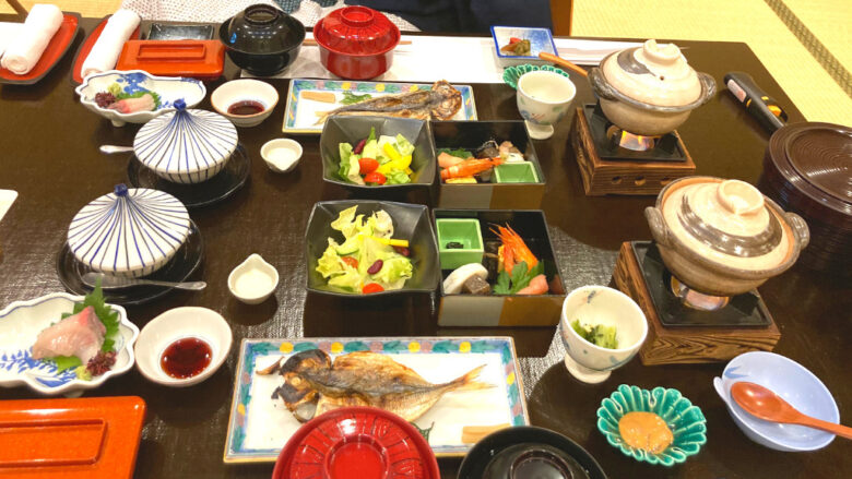 古屋旅館の朝食の様子