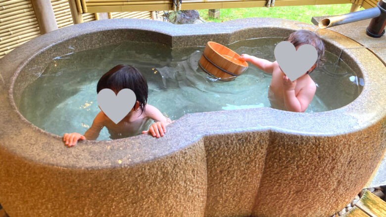 古屋旅館の露天風呂に入る息子と娘