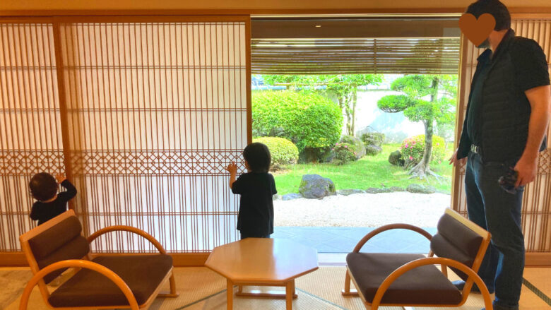 古屋旅館の客室と日本庭園
