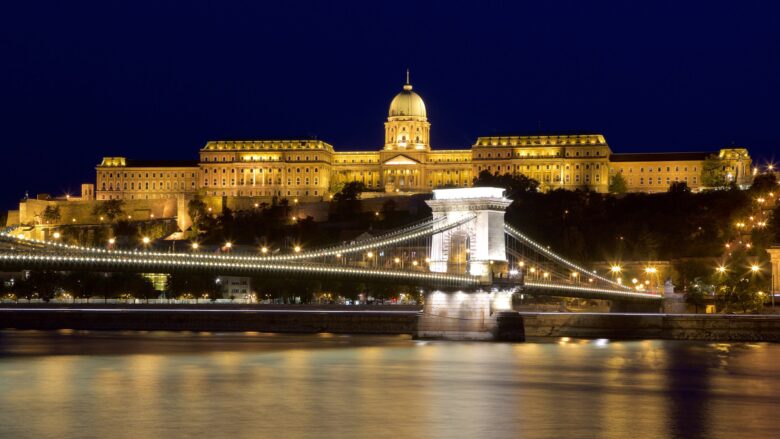 ブダペストの夜景。王宮・鎖橋・ドナウ川