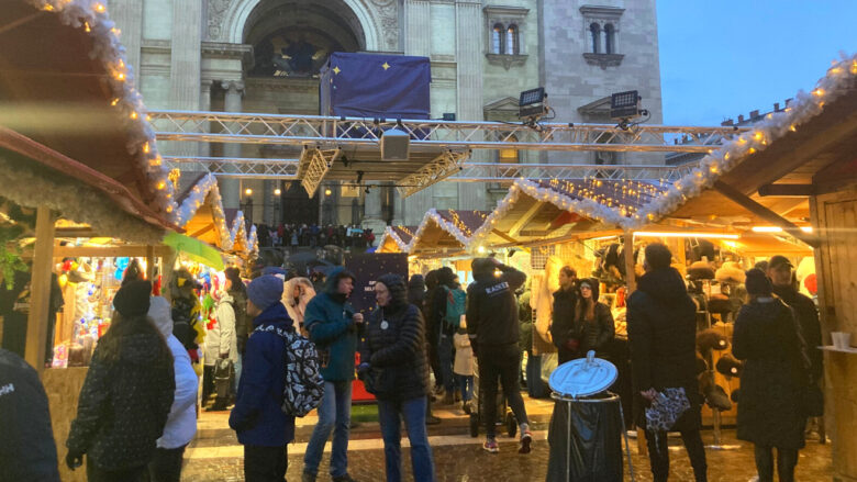聖イシュトヴァーン大聖堂前のクリスマスマーケットの様子