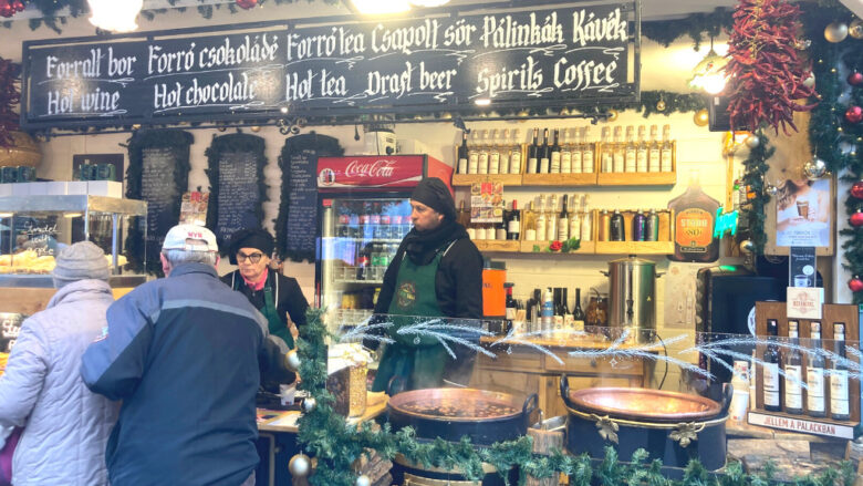 ヴルシュマルティ広場のクリスマスマーケットのホットワイン屋さん