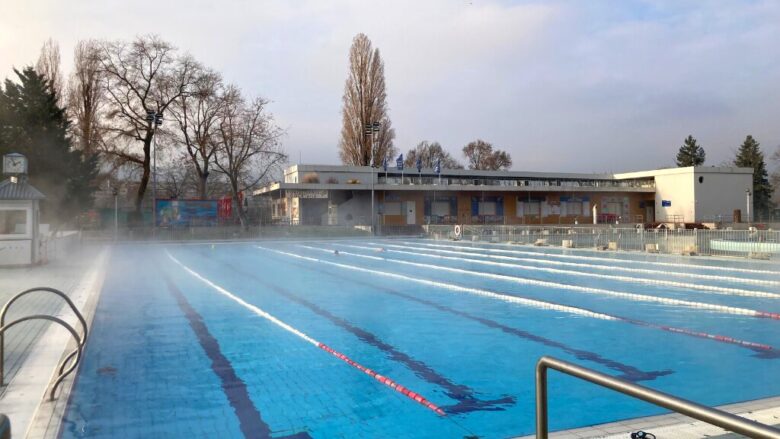 ブダペストのマルギット島　パラティヌスプール施設　屋外の遊泳プール（温泉）