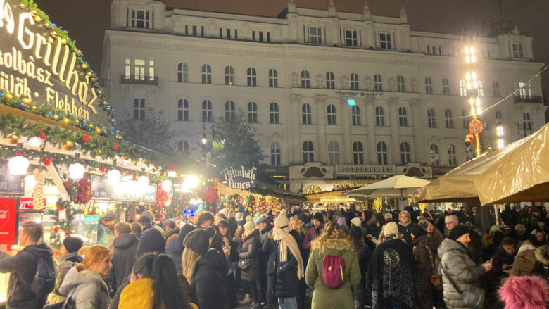 混雑しているヴルシュマルティ広場のクリスマスマーケット屋台の様子