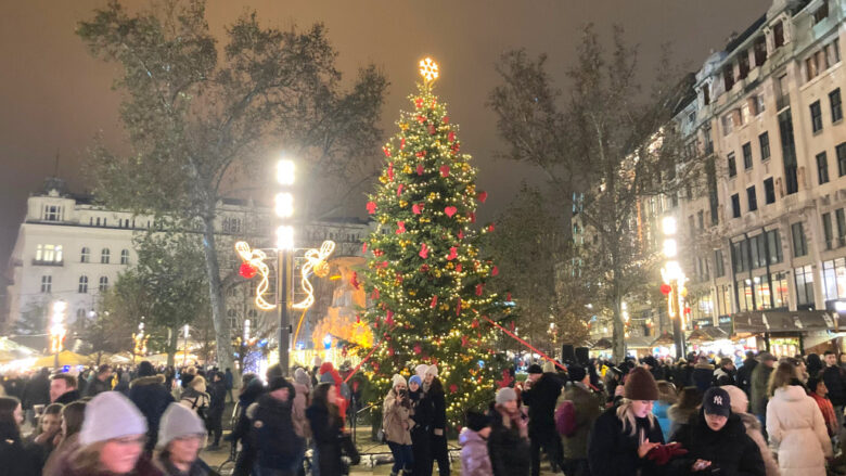 12月の夜のブダペストのクリスマスマーケットの様子