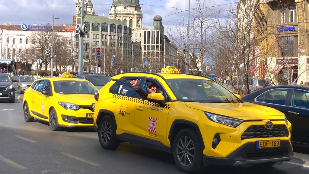 ブダペスト市内を走るタクシー