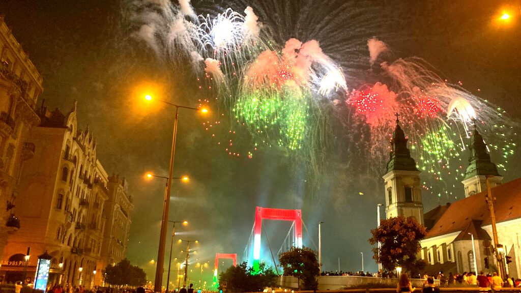 8月20日はハンガリー建国記念日。国旗の色に合わせて打ち上がる花火と、ライトアップされたエリザベート橋