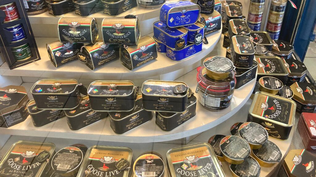 ブダペストの中央市場で購入できるフォアグラの缶詰などの画像