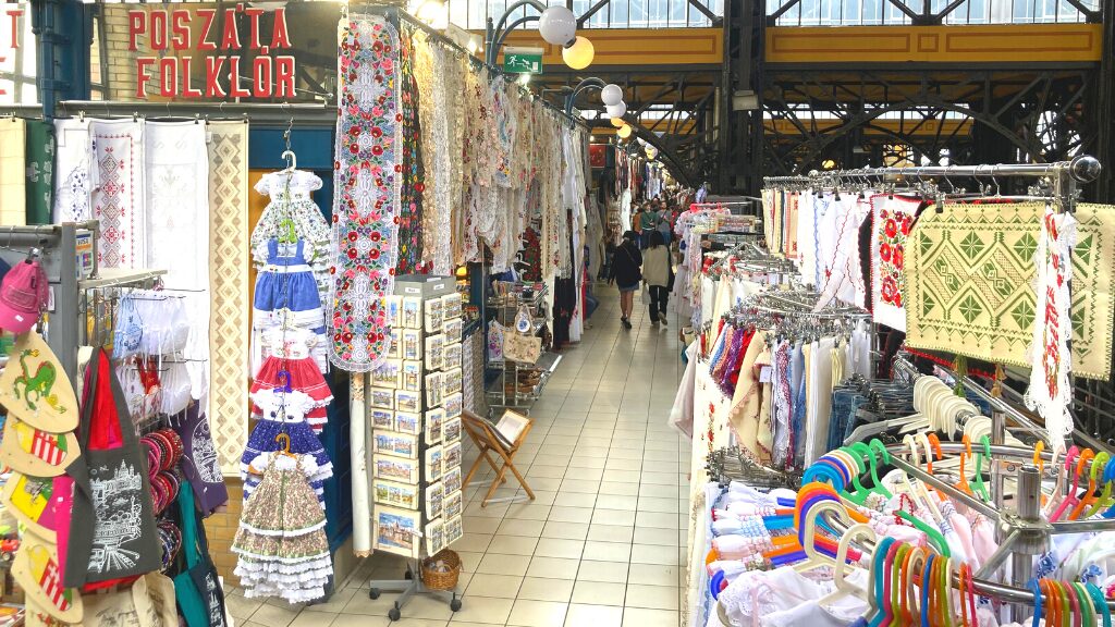 ブダペスト中央市場の上の階のお土産物屋さん。刺繍製品がいっぱい
