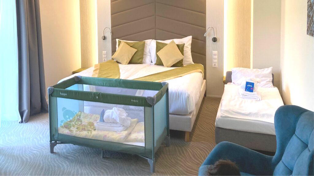 ホテル・オーゾンで宿泊した客室の様子。ダブルベッド・シングルベッド・ベビーベッドが設置