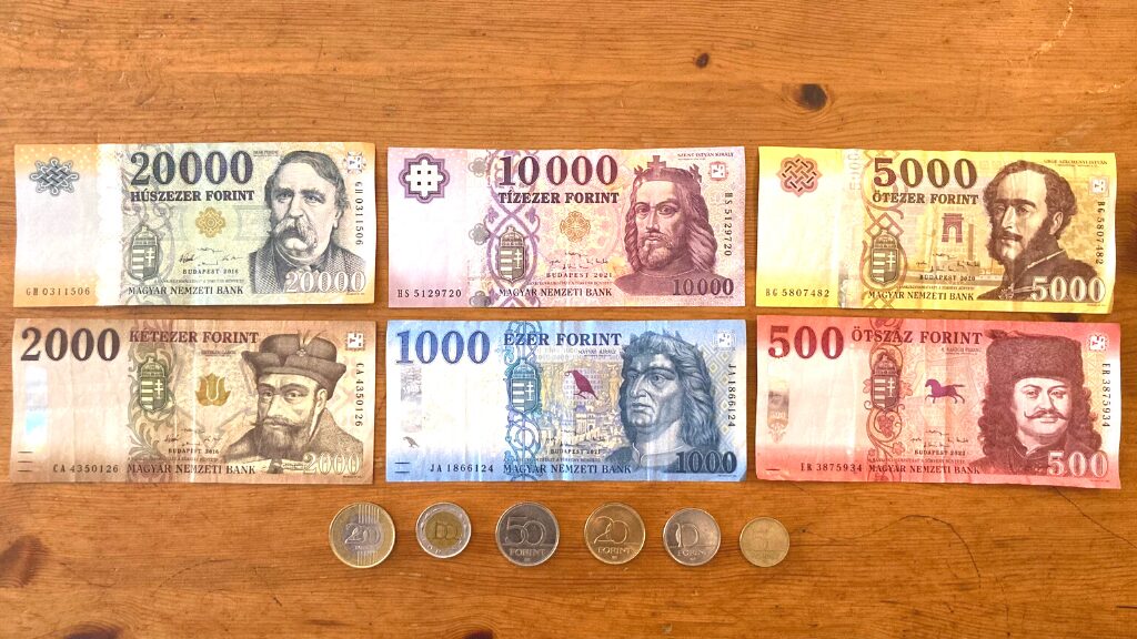 ハンガリー・フォリントのお札と硬貨を並べて撮影したもの