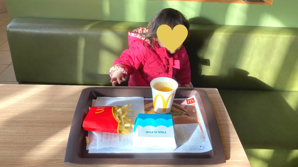 ブダペスト西駅のマクドナルドで食事をいただく直前の娘