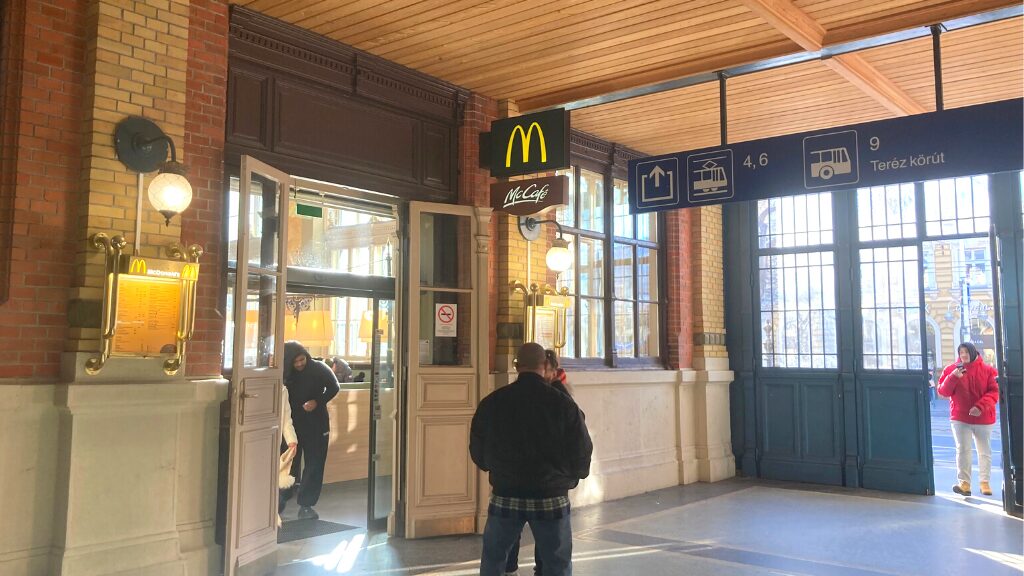 ブダペスト西駅のマクドナルドの入り口