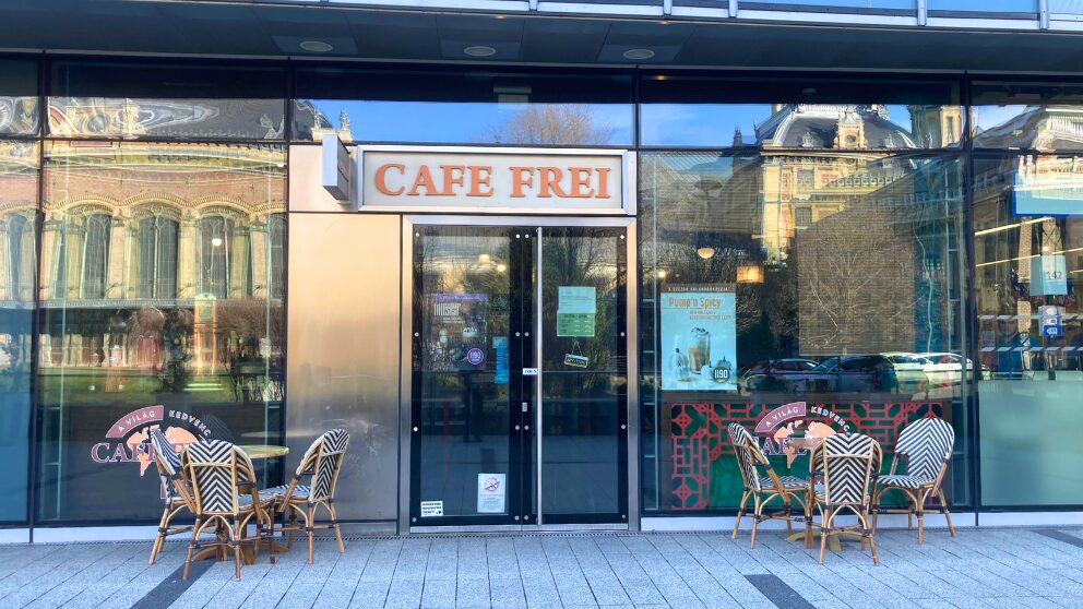 西駅近くのカフェ・フレイの地味な外観