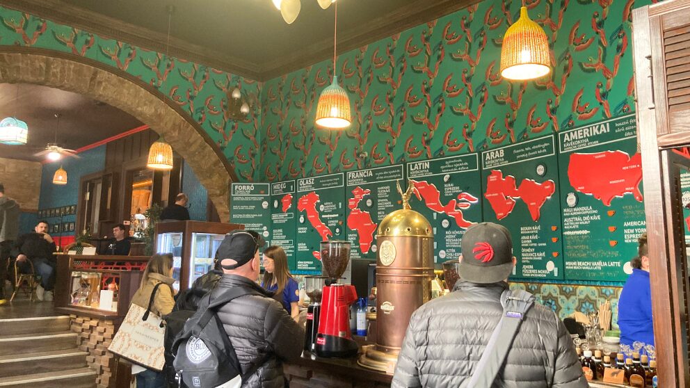 ブダペストのヴァーチ通りにあるカフェ・フレイの店内の様子