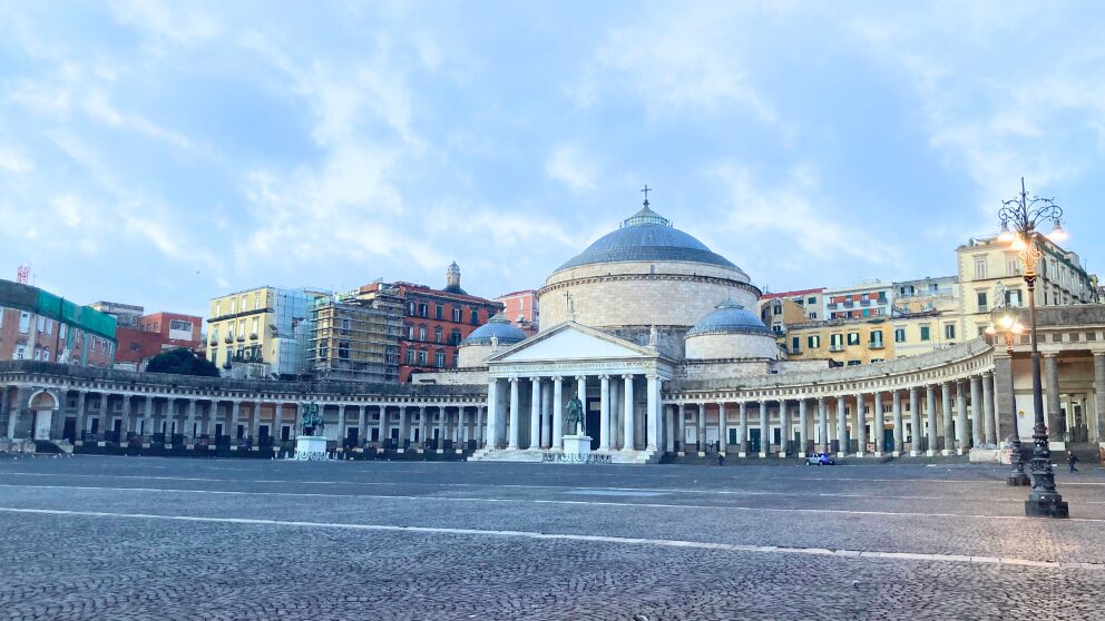 ナポリのプレビシート広場とサン・フランチェスコ・ディ・パオラ聖堂