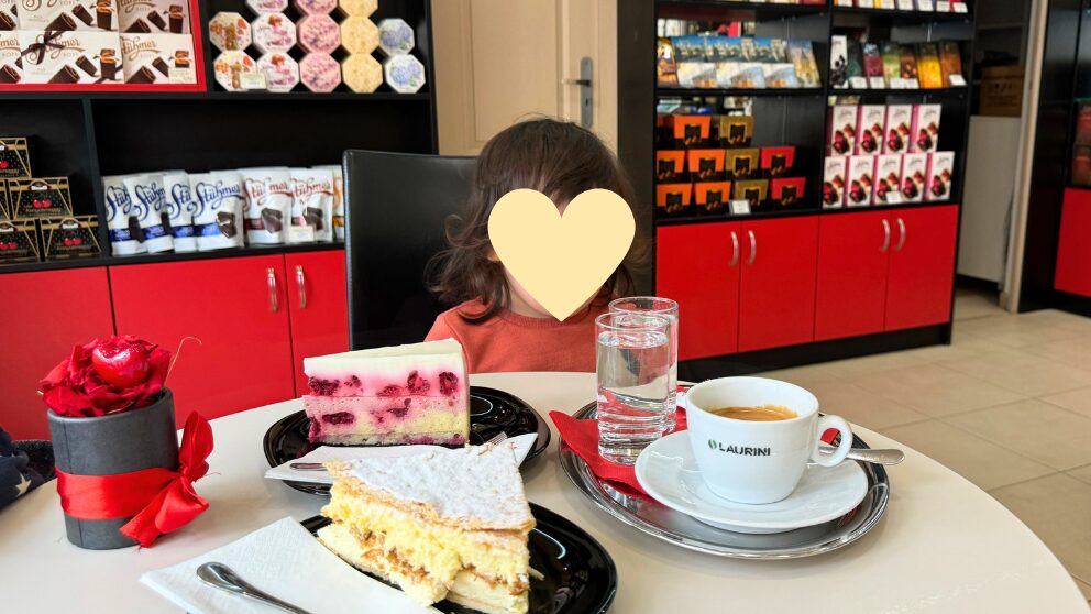 ブダペストのゲッレールト温泉近くにあるシュトゥメルの店内で注文したケーキとコーヒー