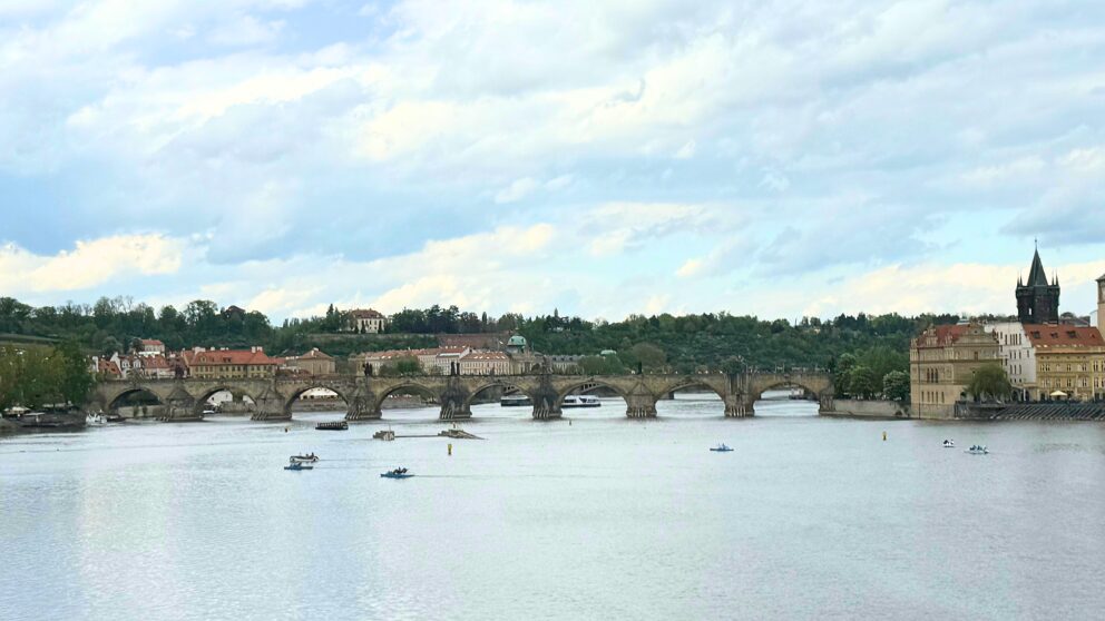 カレル橋とヴルタヴァ川の風景
