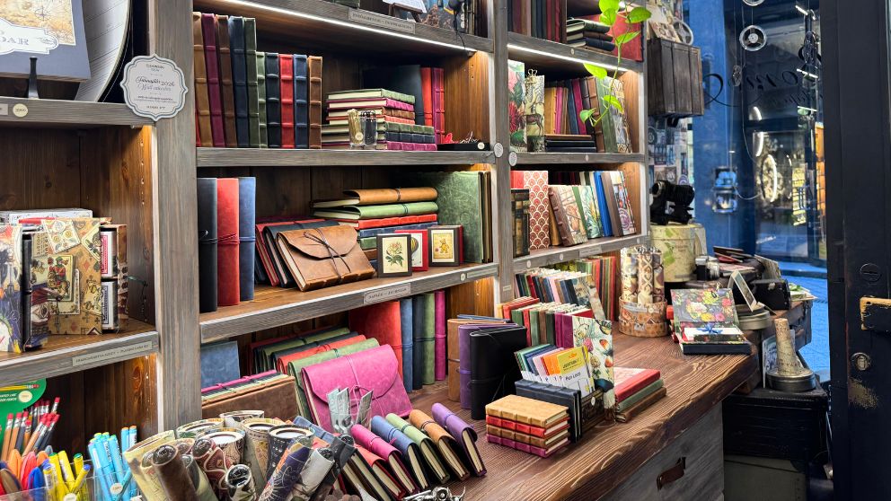 ブダペストのRegi posta通りにある文房具屋Bomo Artのノートが並ぶ素敵な店内