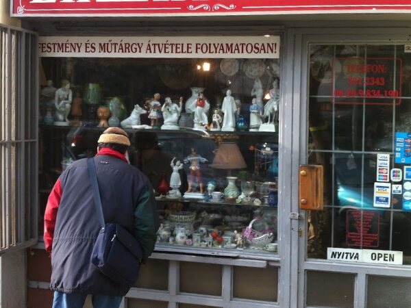 ブダペスト市内のアンティークショップの様子