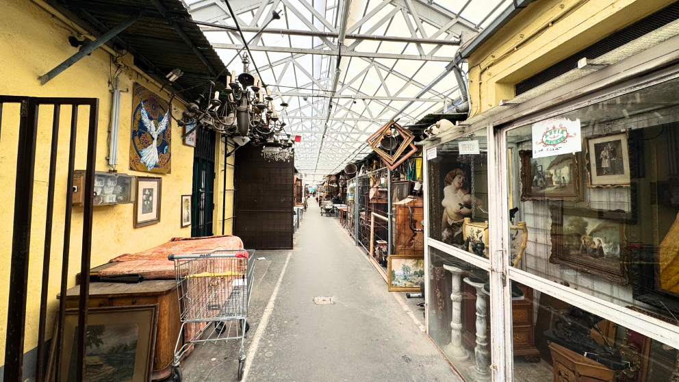 ブダペストの蚤の市「エチェリ市場」の平日の様子。通路に誰もいなくて、店には鍵がかかっている