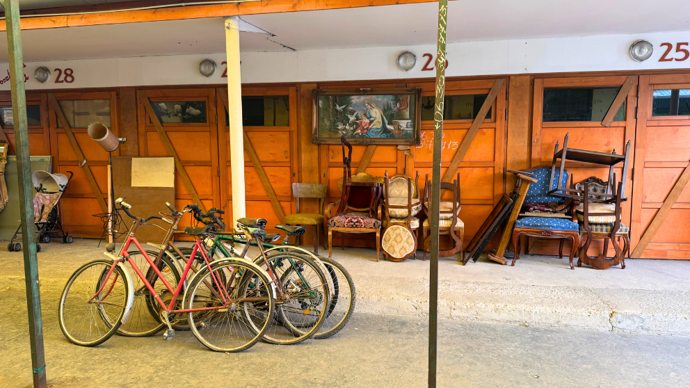 ブダペストの蚤の市「エチェリ市場」の平日の様子。家具や自転車は並んでいるが誰もいない