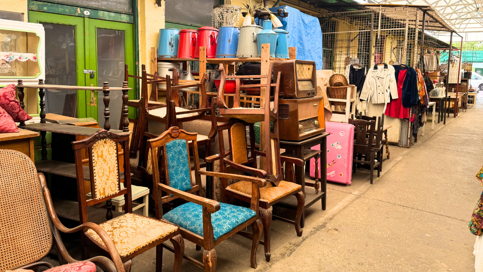 ブダペストの蚤の市「エチェリ市場」の平日、G11の店頭に並ぶ古い椅子やホーロー製品