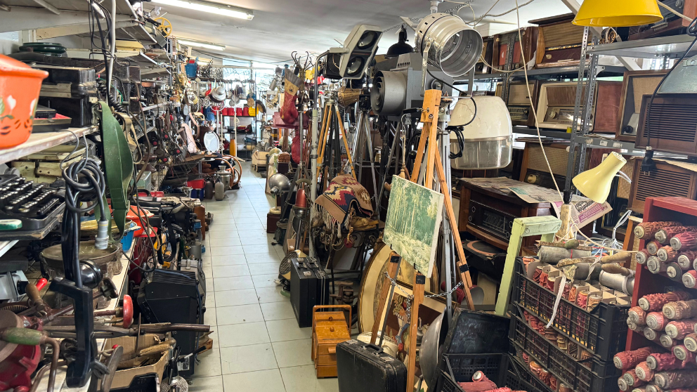 ブダペストの蚤の市「エチェリ市場」のK5「GRAND BAZAR」のカオスな店内。様々な品が並ぶ