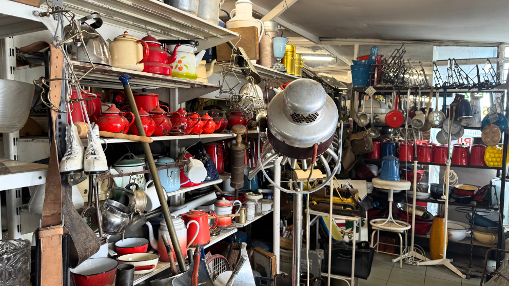 ブダペストの蚤の市「エチェリ市場」のK5「GRAND BAZAR」のカオスな店内。ホーロー製品もあり