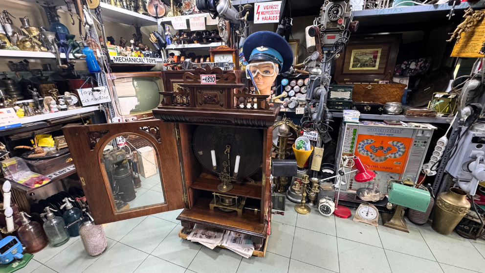 ブダペストの蚤の市「エチェリ市場」のK5「GRAND BAZAR」のオルゴール。ドイツのユーフォにオン社のもので、非常に大型
