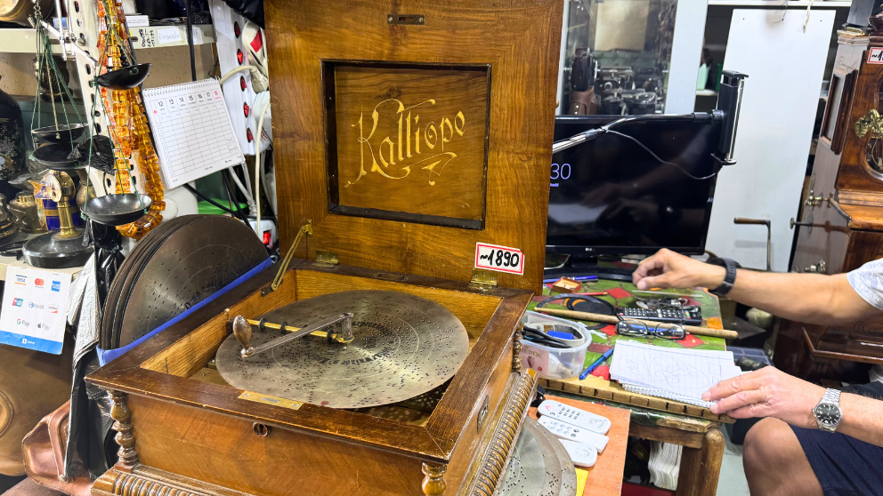 ブダペストの蚤の市「エチェリ市場」のK5「GRAND BAZAR」のオルゴール。ドイツのカリオペ社のもので音色も素晴らしい