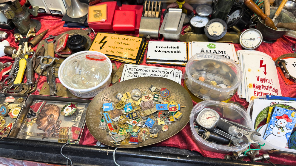 ブダペストの蚤の市「エチェリ市場」のK5「GRAND BAZAR」で販売されている小物。共産圏時代の勲章など