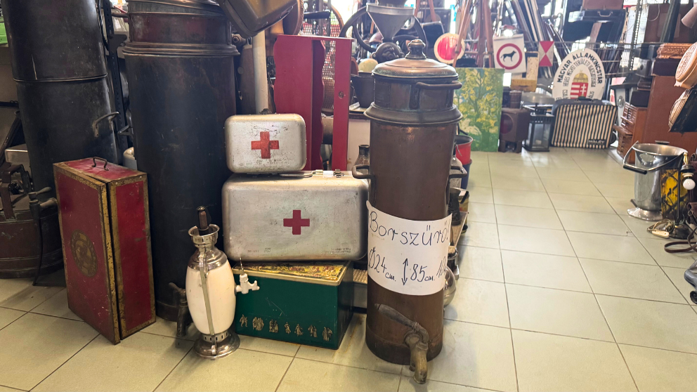 ブダペストの蚤の市「エチェリ市場」のK5「GRAND BAZAR」で販売されている救急箱など
