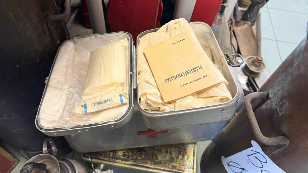 ブダペストの蚤の市「エチェリ市場」のK5「GRAND BAZAR」で販売されている救急箱の中身