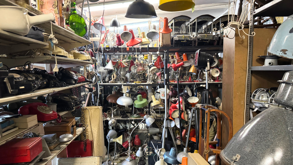 ブダペストの蚤の市「エチェリ市場」のK5「GRAND BAZAR」で販売されているインダストリアル照明。かなりの数が並ぶ