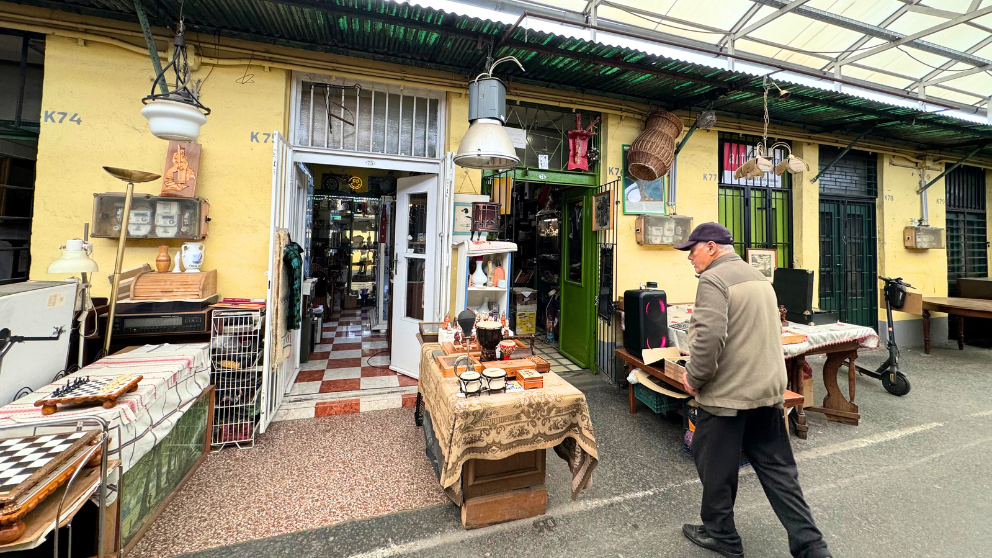 ブダペストの蚤の市「エチェリ市場」のK75とK76の店舗の外観