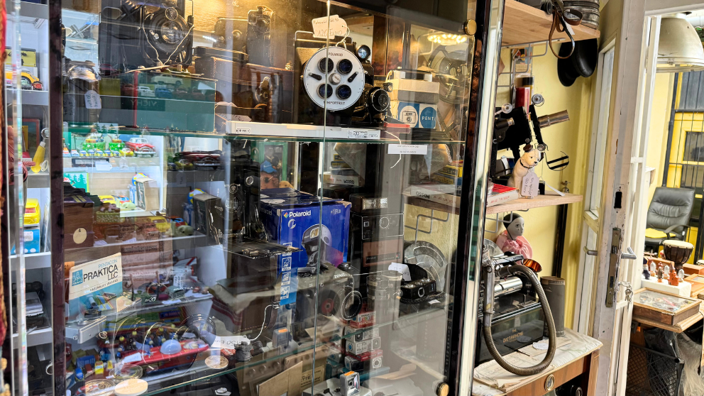 ブダペストの蚤の市「エチェリ市場」のK76の店内に並ぶカメラや映像機器