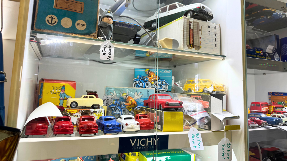 ブダペストの蚤の市「エチェリ市場」のK76の店内に並ぶ「Lemezargyar」の車のおもちゃ