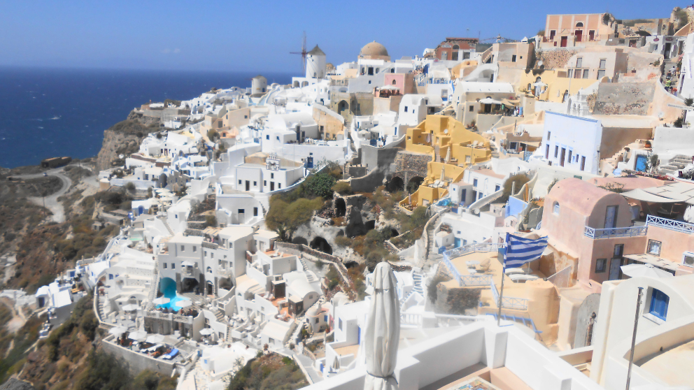 ギリシャのサントリーニ島の様子。白い建物が印象的